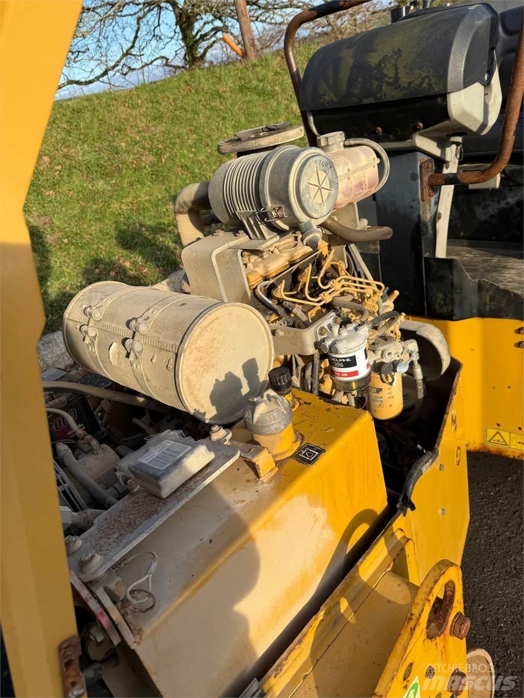 CAT CB24B Tandemové valce