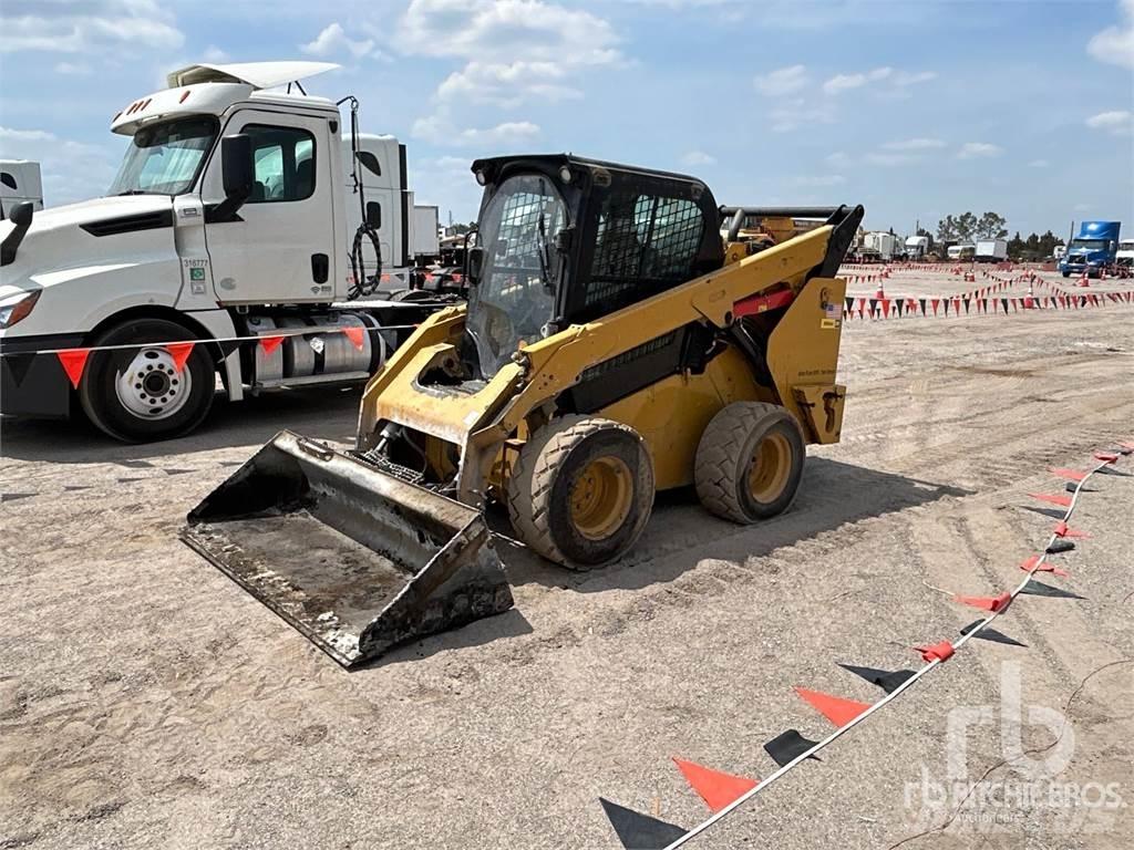 CAT 272D2 Šmykom riadené nakladače