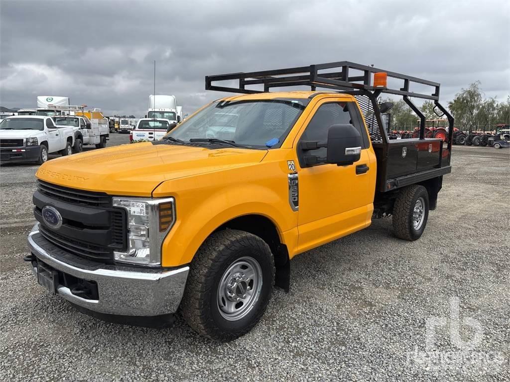 Ford F-250 Plošinové nákladné automobily/nákladné automobily so sklápacími bočnicami