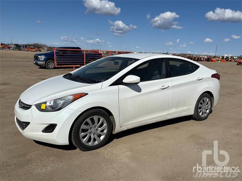 Hyundai ELANTRA Automobily
