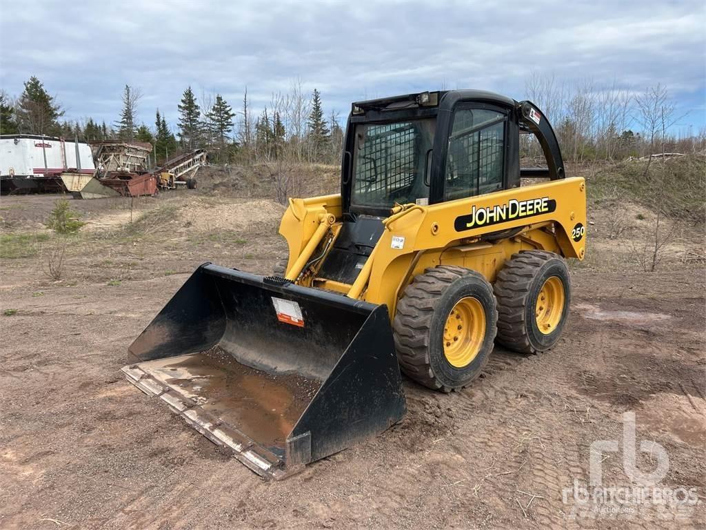 John Deere 250 Šmykom riadené nakladače