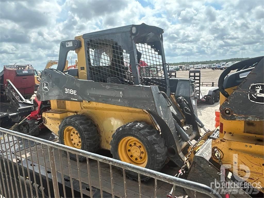 John Deere 318E Šmykom riadené nakladače