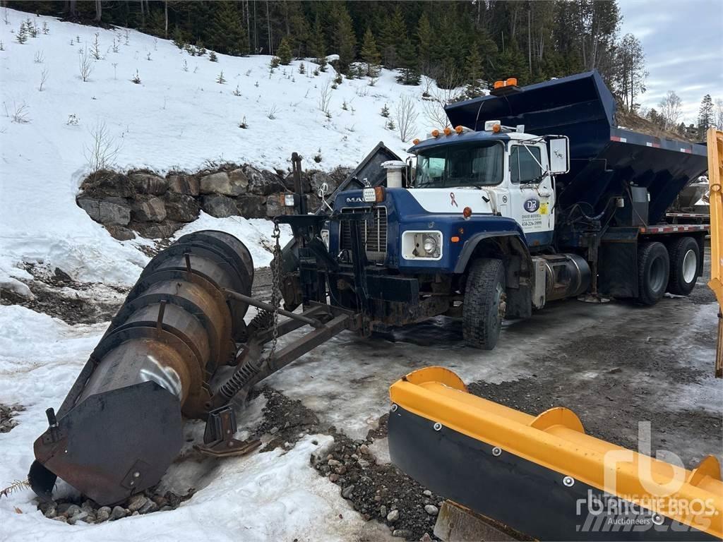 Mack RB688S Snežné pluhy, predné snežné radlice