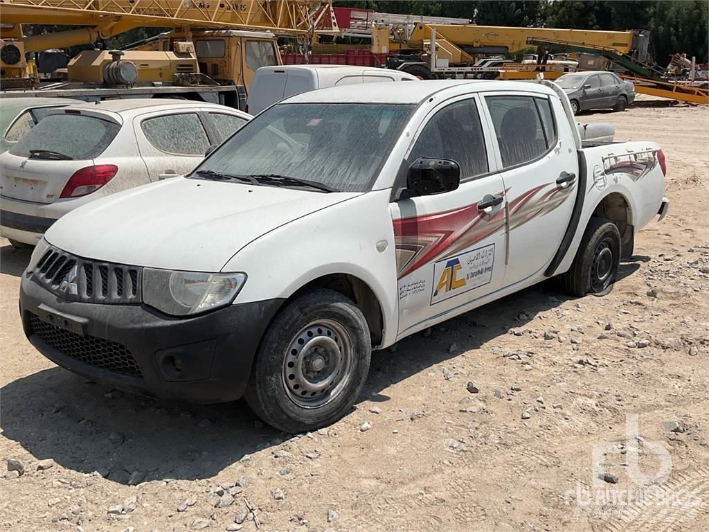 Mitsubishi L200 Nakladacia/sklápacia bočnica
