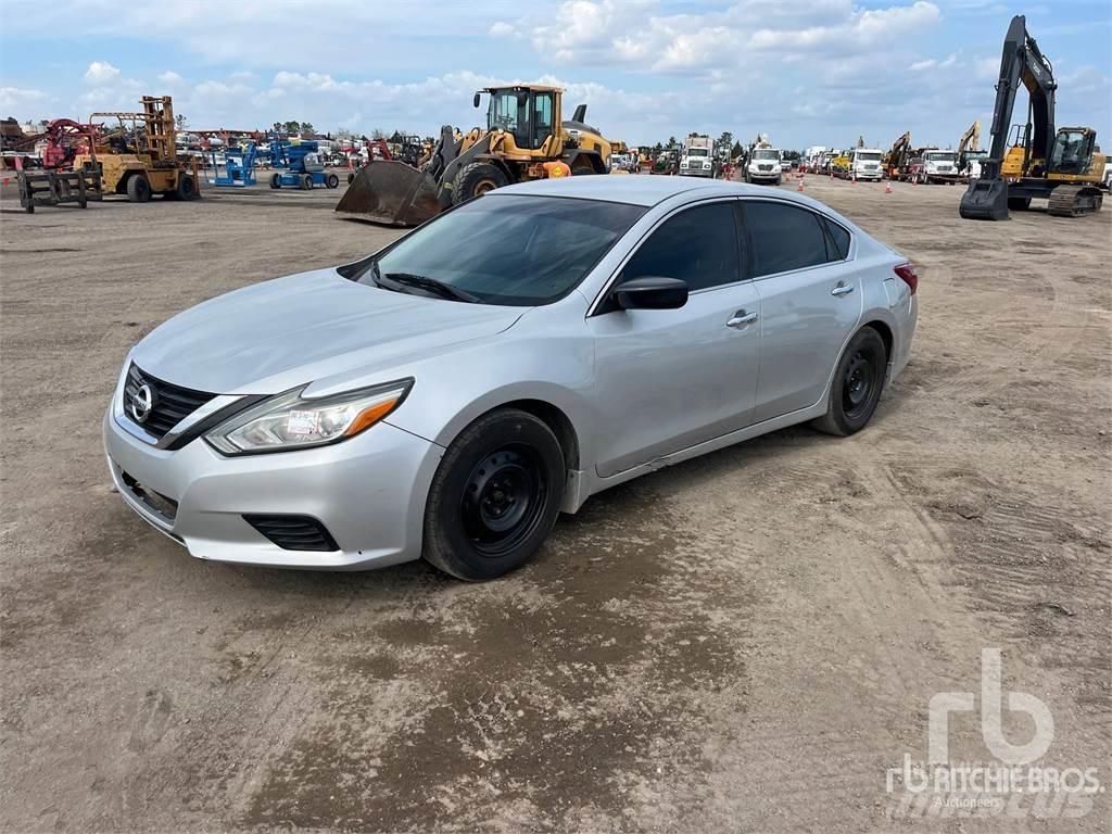 Nissan ALTIMA Automobily