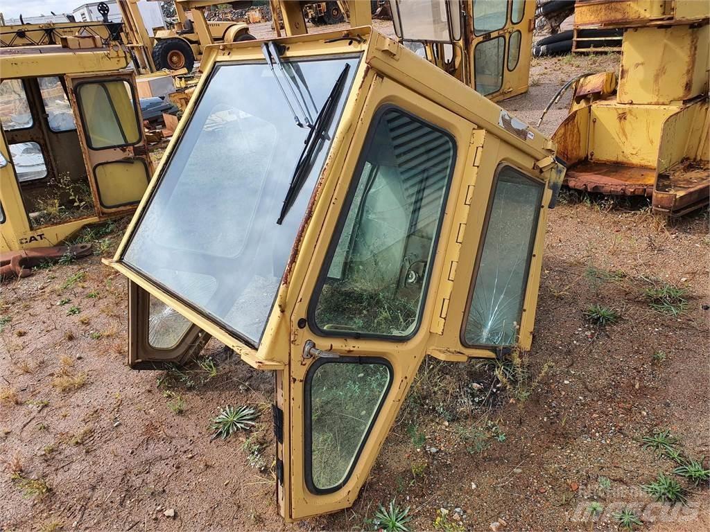CAT 973 Kabíny a interiér