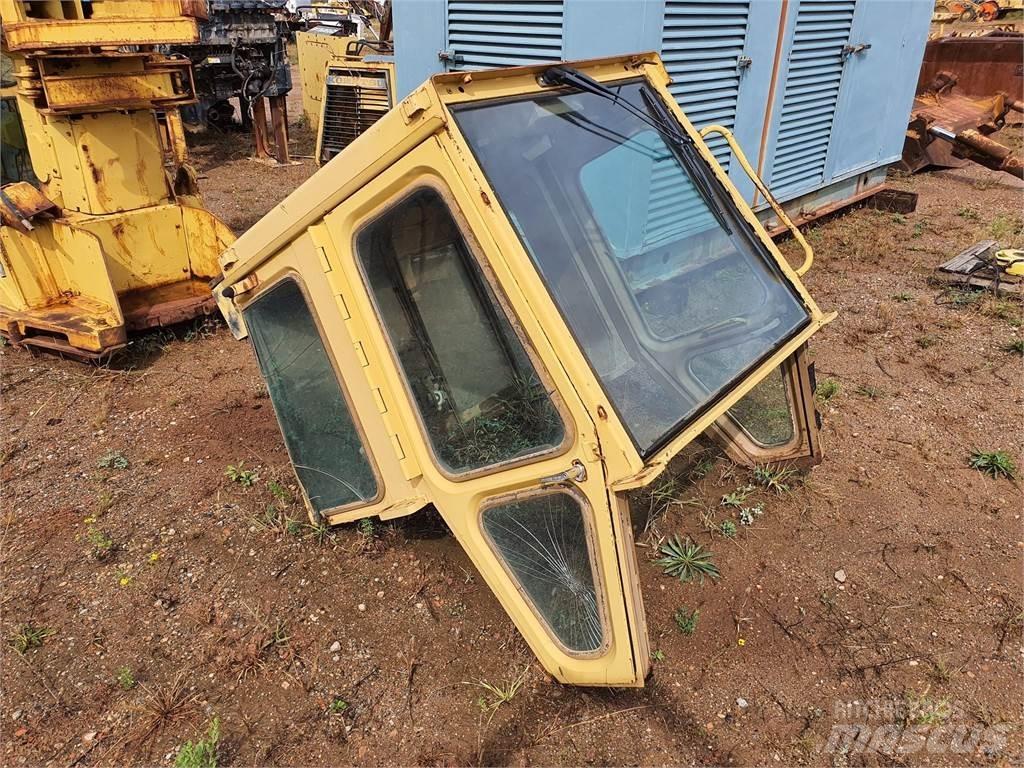 CAT 973 Kabíny a interiér