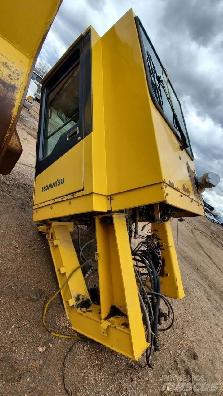 Komatsu WA1200 Kabíny a interiér