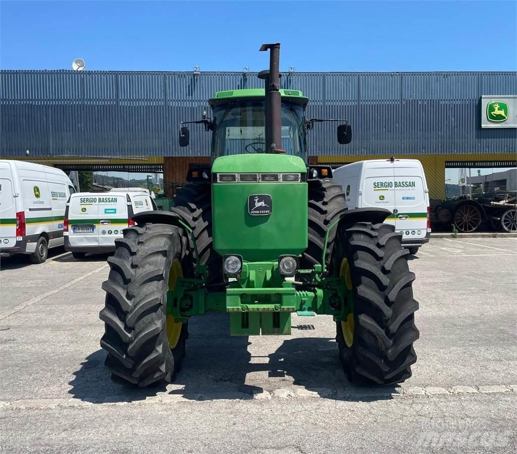 John Deere 4955 Traktory