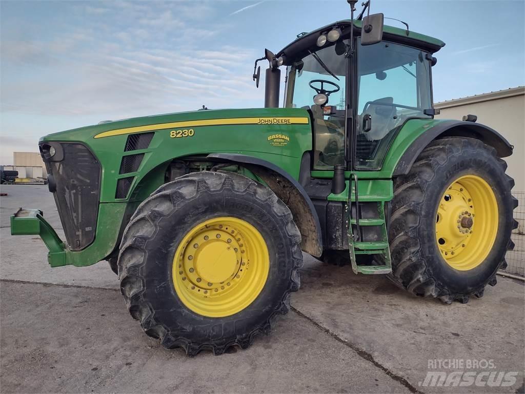 John Deere 8230 Traktory