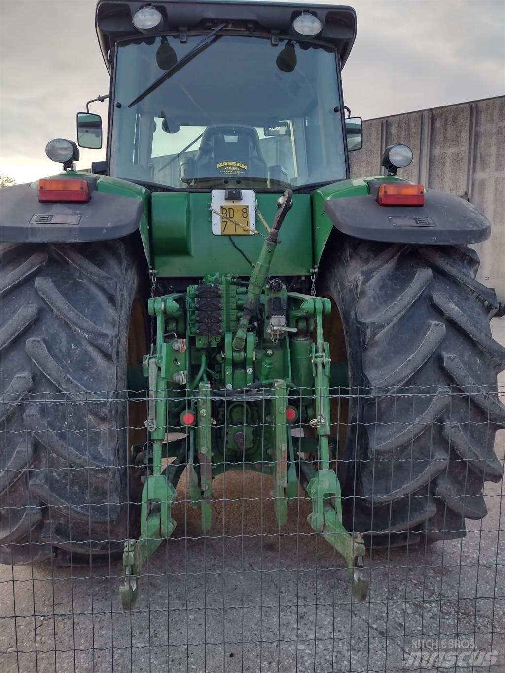 John Deere 8230 Traktory