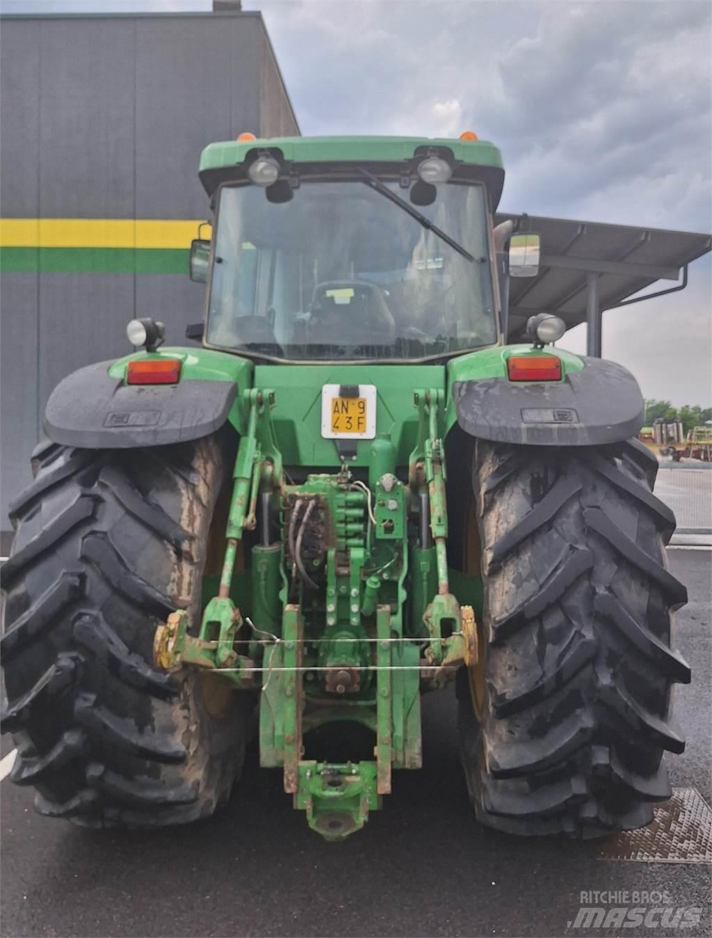 John Deere 8320 Traktory