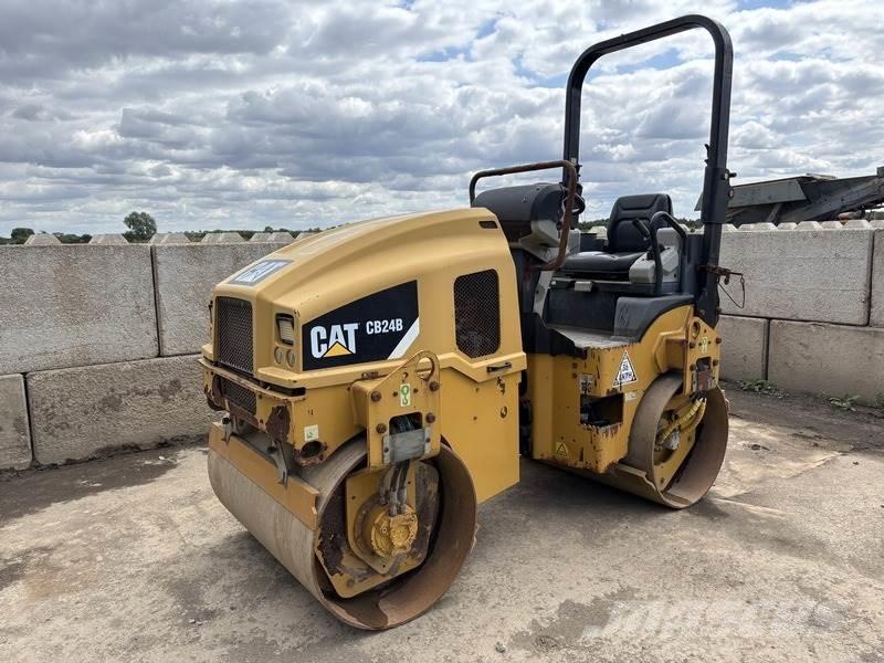 CAT CB24 B Tandemové valce