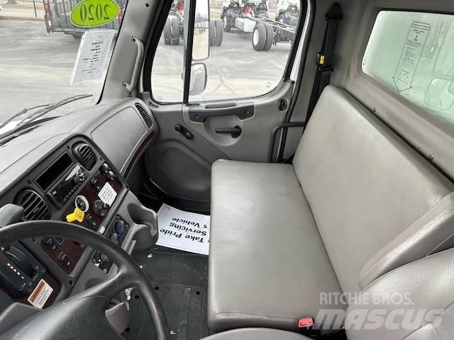 Freightliner M2106 Skriňová nadstavba