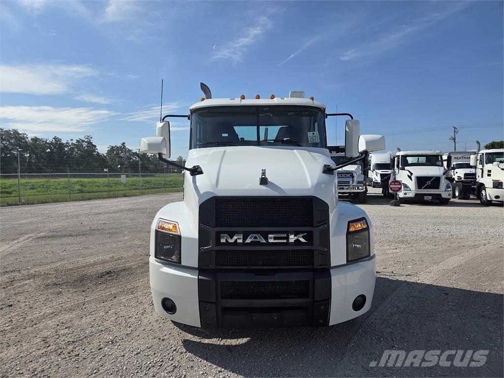 Mack AN64T Ťahače