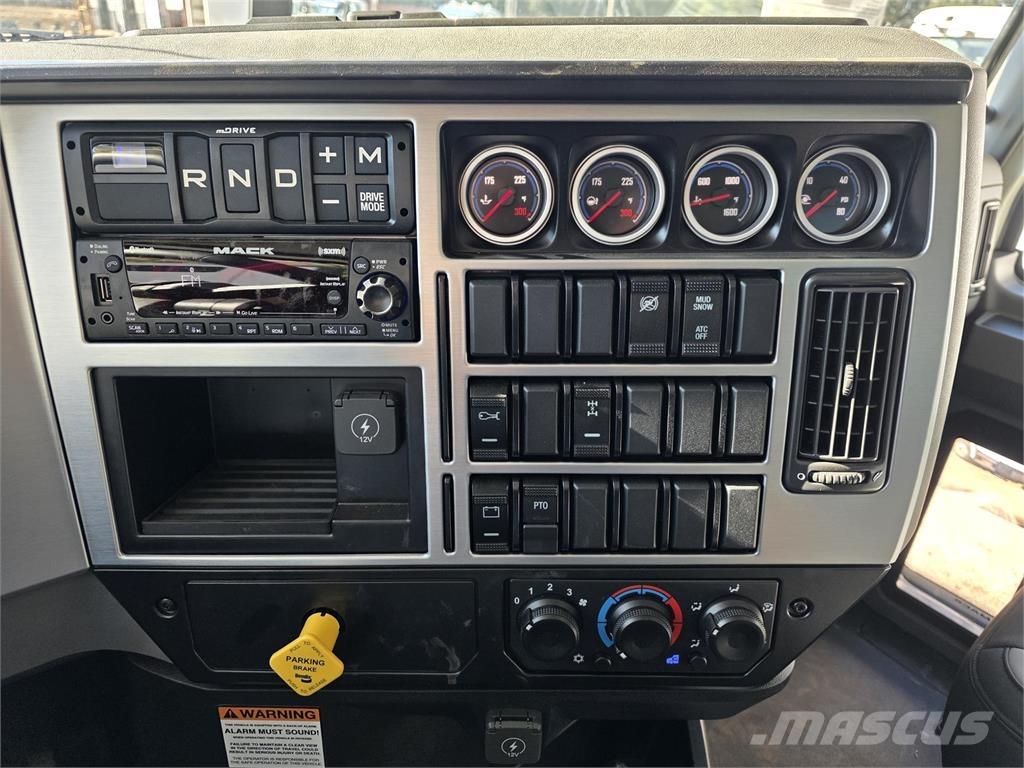 Mack GR64B Sklápače