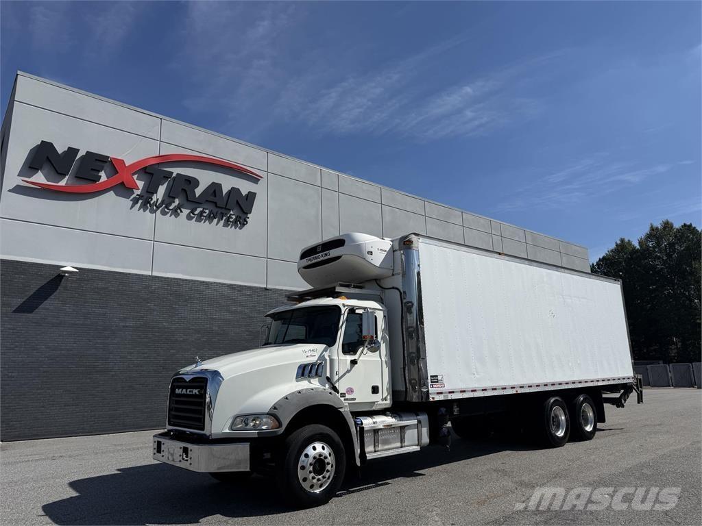 Mack GR64B9 Skriňová nadstavba