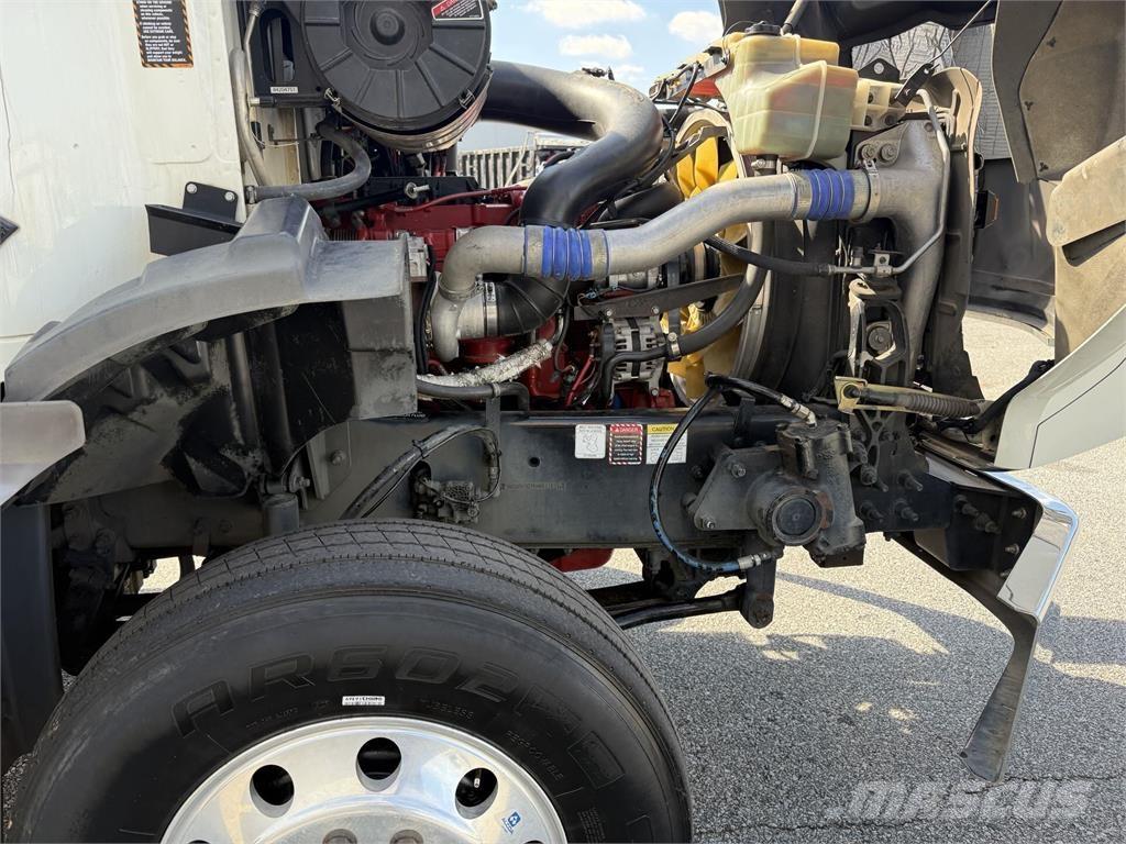 Mack GR64B9 Skriňová nadstavba