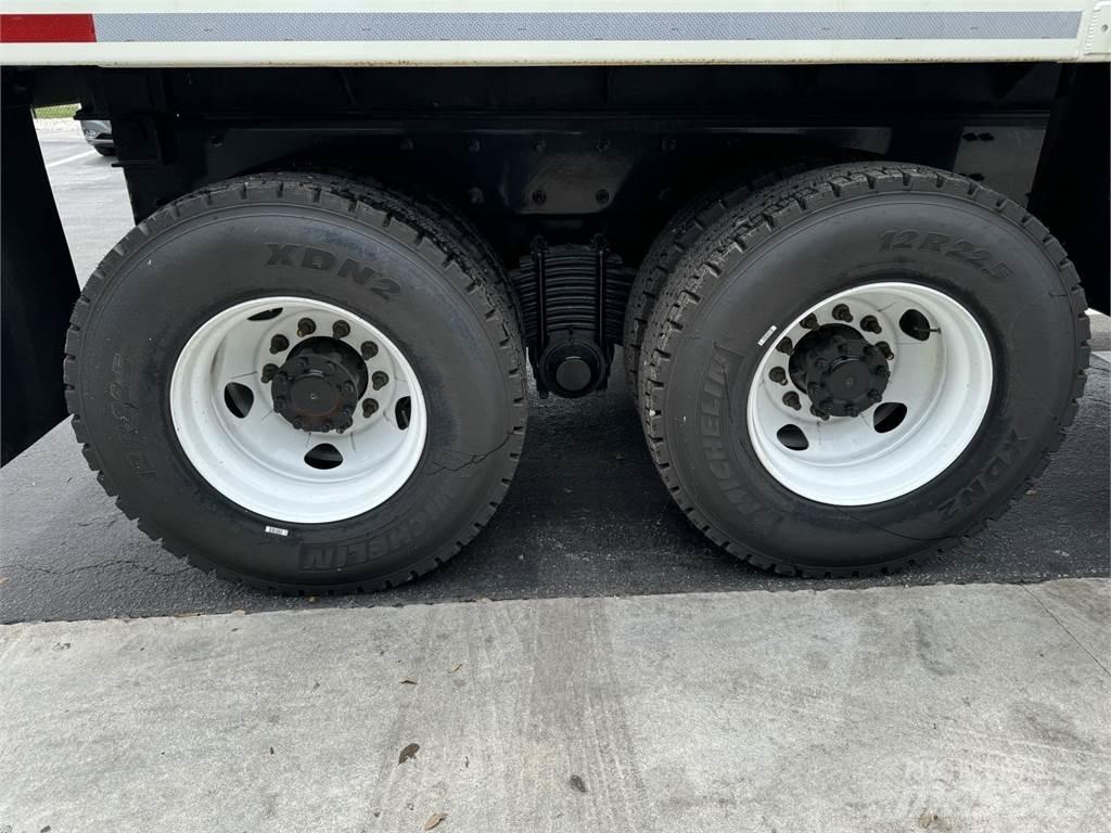 Mack GR64BRX Sklápače