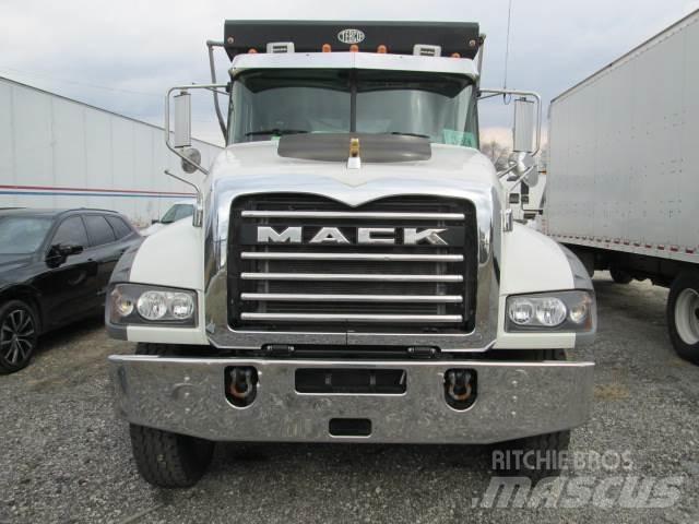 Mack GR64F Sklápače