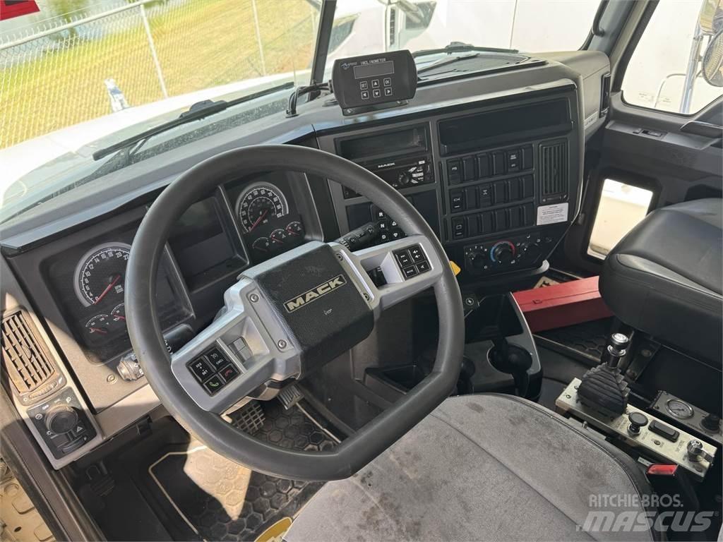 Mack GR64F Sklápače