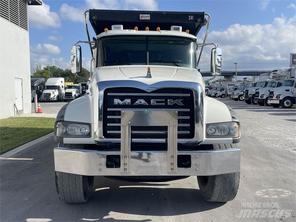 Mack GR64F Sklápače
