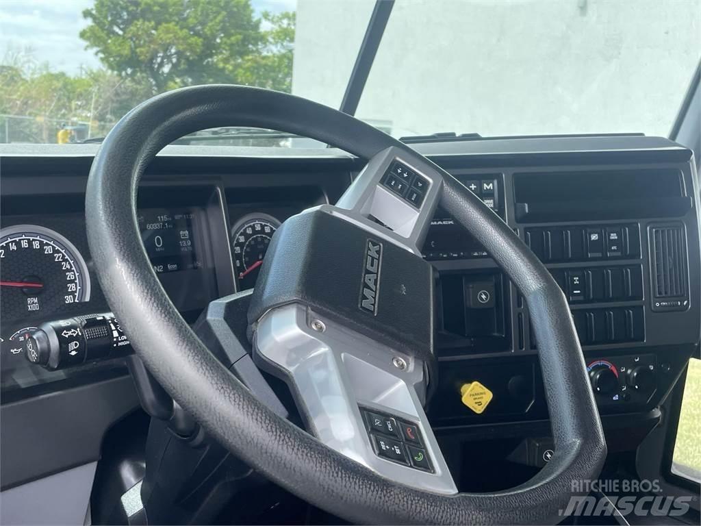 Mack GR64F Sklápače