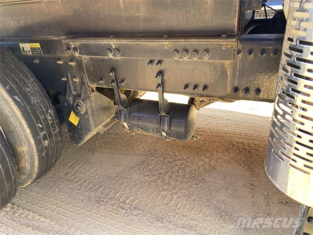 Mack GR64F Sklápače