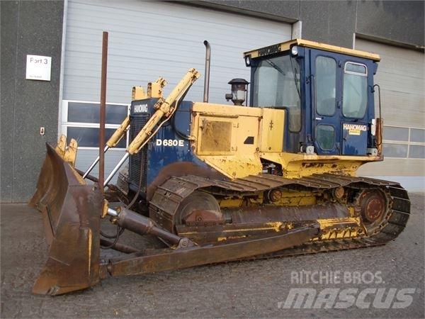 Hanomag D680E Pásové dozéry