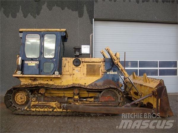 Hanomag D680E Pásové dozéry