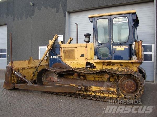 Hanomag D680E Pásové dozéry