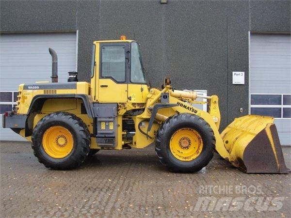 Komatsu WA320 Kolesové nakladače
