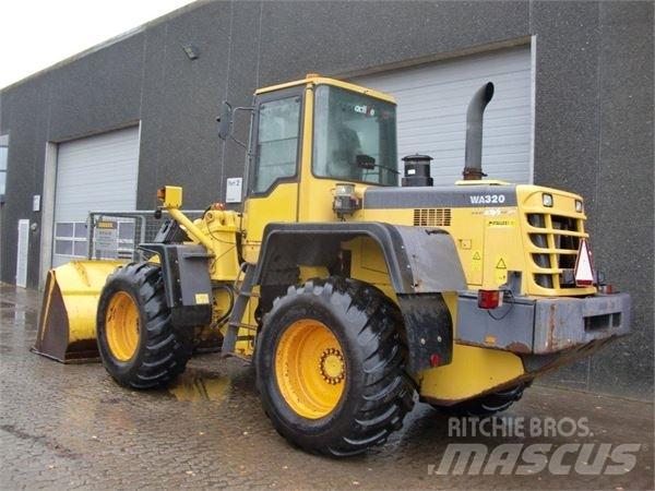 Komatsu WA320 Kolesové nakladače