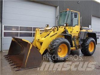 Komatsu WA320 Kolesové nakladače