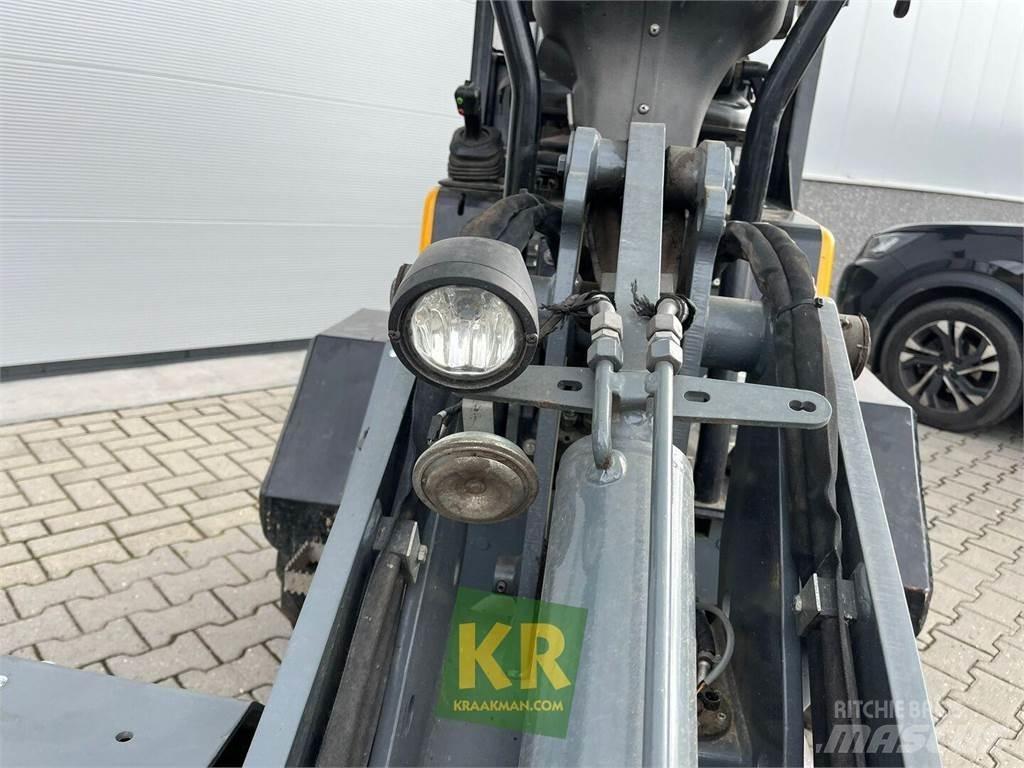 GiANT D332 Čelné nakladače a rýpadlá