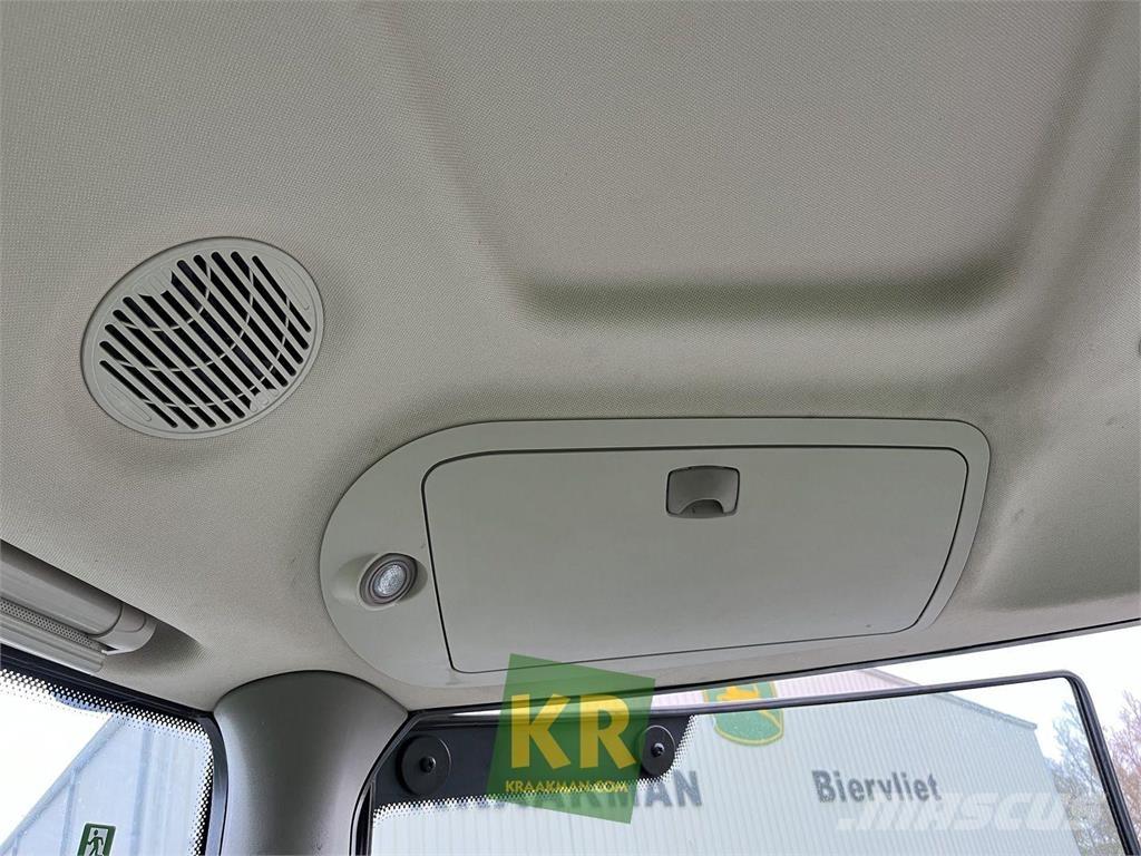 John Deere 6215R Traktory