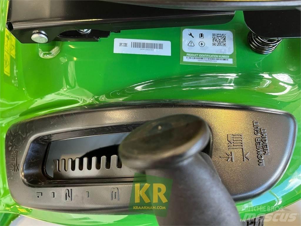 John Deere X127 Samochodné kosačky
