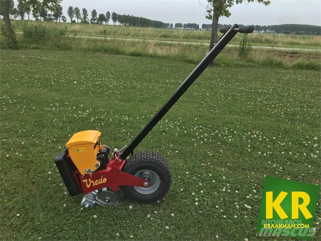 Vredo Turf Buddy Mechanické sejačky