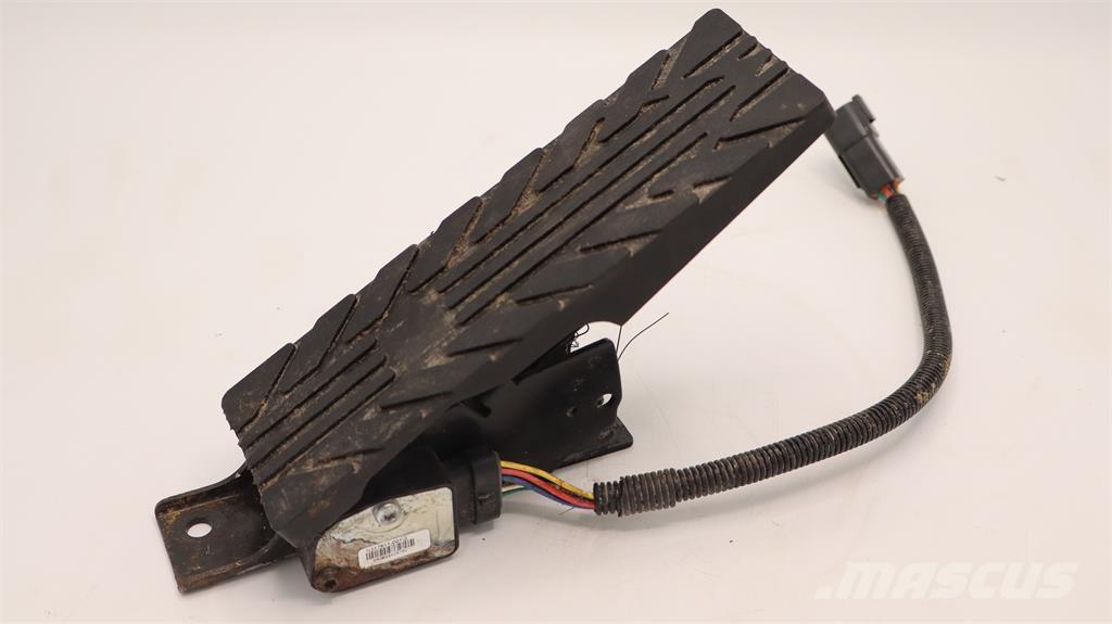 Volvo GASPEDAL Kabíny a interiér