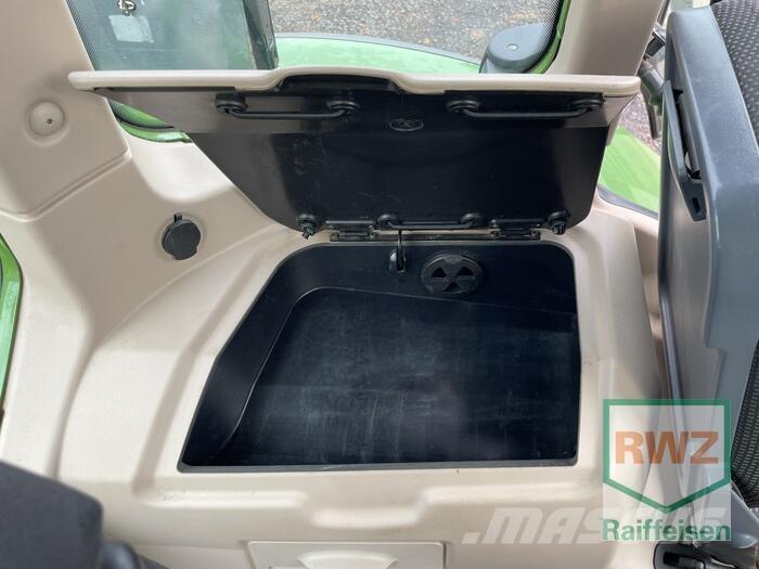 Fendt 718 Vario Traktory