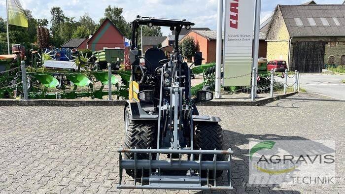 GiANT G2200E Kolesové nakladače