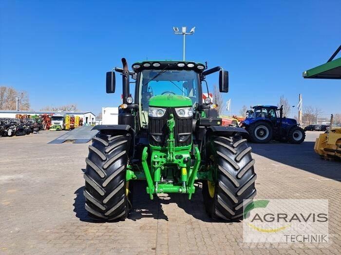 John Deere 6215 R Traktory