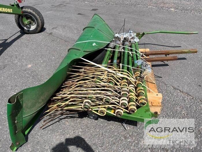 Krone SWADRO 810 Obracače a zhrabovače sena