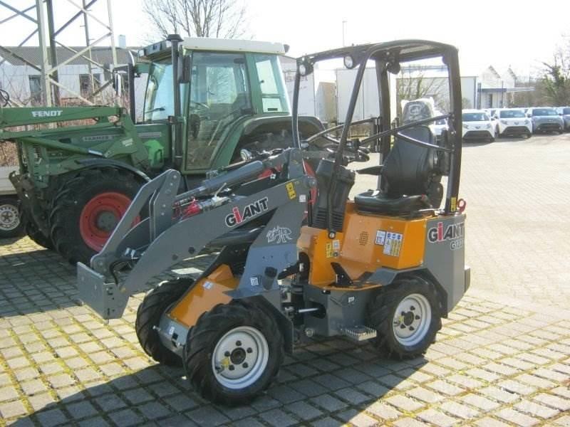 GiANT G1200 Šmykom riadené nakladače