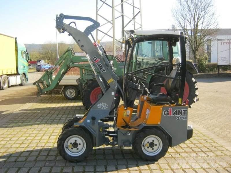 GiANT G1200 Šmykom riadené nakladače