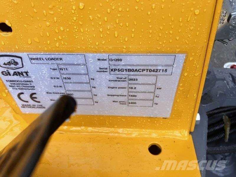 GiANT G1200 Šmykom riadené nakladače