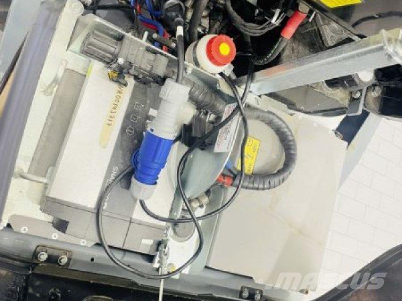 GiANT G2200E Šmykom riadené nakladače