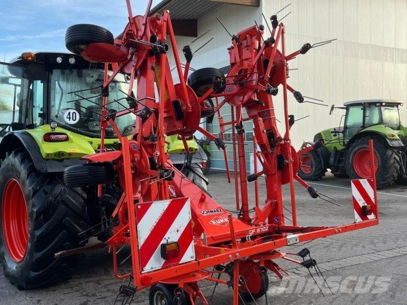 Kuhn GF 8702 Obracače a zhrabovače sena
