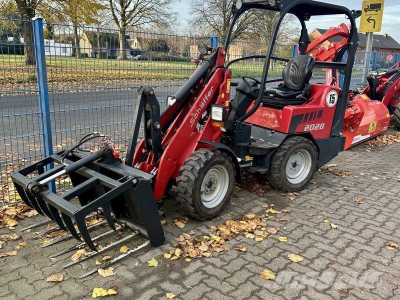 Schäffer 2028 Čelné nakladače a rýpadlá