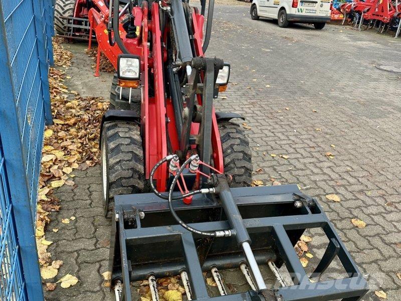 Schäffer 2028 Čelné nakladače a rýpadlá